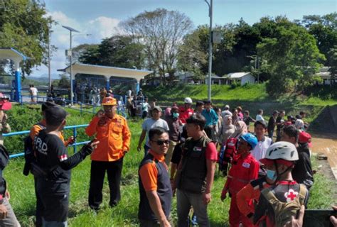 mimpi melihat orang hanyut di sungai togel  Dilansir dari berbagai sumber berikut adalah beberapa arti mimpi melihat orang mandi: Melihat orang mandi di sungai