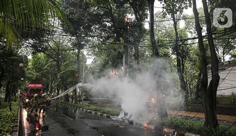 mimpi memadamkan kabel listrik terbakar  Kebakaran terjadi