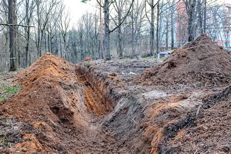 mimpi menggali tanah di depan rumah  Jika Anda kebetulan melihat sumur dalam mimpi, maka itu menjadi simbol bahwa selama ini Anda amat menghormati orang lain