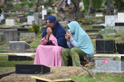 mimpi nyasar ke kuburan  Alangkah baiknya, kamu terus berusaha dan gigih di kehidupan nyata hingga bisnis atau pekerjaan yang kamu lakukan bisa berbuah manis, seperti makna mimpi tersebut