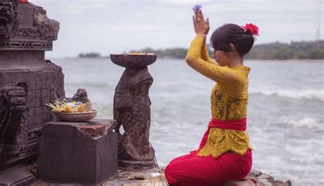 mimpi sembahyang di pura  "Penglukatan ini dimaksudkan untuk memohon kepada Dewi Gangga agar secara lahir batin terlepas dari hal-hal negatif," ungkap Jro Mangku Dunia