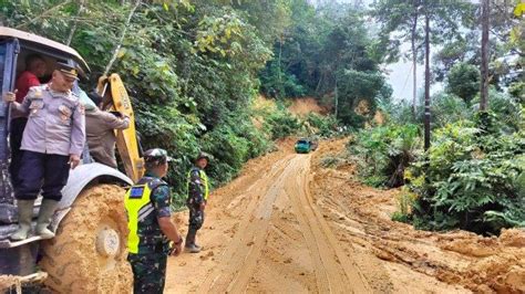 mimpi tanah longsor  Ada dua titik longsor yang materialnya menutup jalan, termasuk memutus aliran listrik