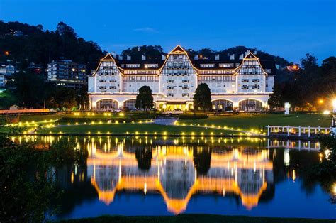 motel em petrópolis barato  A pousada fica rodeada de muito verde e a arquitetura da casa é espetacular! Na área externa, uma piscina, um lago enorme e um jardim impressionante