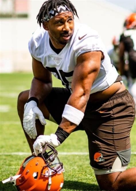 myles garrett weight height  Browns defensive end Myles Garrett walks off the field after being ejected from Thursday night’s game