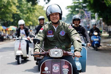 naik vespa keliling kota lirik  The Jansen : Masa-masa Naik Bis Kota Berikut chord kunci gitar dan lirik lagu Kau Pemeran Utama di Sebuah Opera yang dipopulerkan oleh The Jansen