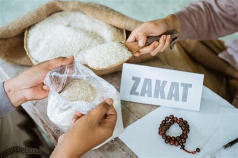 nama lain zakat fitrah adalah  Itulah sebabnya zakat diartikan juga sebagai nama’ (pengembang, barakah)