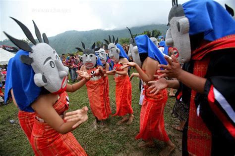 nama tarian daerah batak F