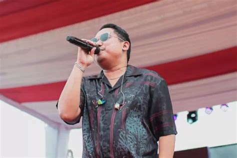 nandang kangen lirik Cipt : Didi Kempot Arr : Deden Mahdyan Koyo ngene rasane wong nandang kangen Rino wengi atiku rasane peteng Tansah kelingan kepingin nyawang Sedelo wae uwis emoh tenan Cidro janji tegane kowe ngapusi Nganti seprene suwene aku ngenteni Nangis batinku nggrantes uripku Teles kebes netes eluh neng dadaku Dudu klambi anyar Sing neng