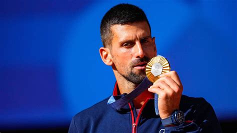 novak djokovic najnovije vesti rezultat Đoković pobedio Hurkača, a niko ne zna ide li Novak u polufinale! Novak Đoković je ostvario i drugu pobedu na Završnom mastersu u Tronu, ali to što je savladao "rezervistu" Huberta Hurkača koji je odmenio Stefanosa Cicipasa (rezultat je bio 7:6(1), 4:6, 6:1 za Srbina), uopšte ne garantuje da će Nole zaigrati u polufinalu