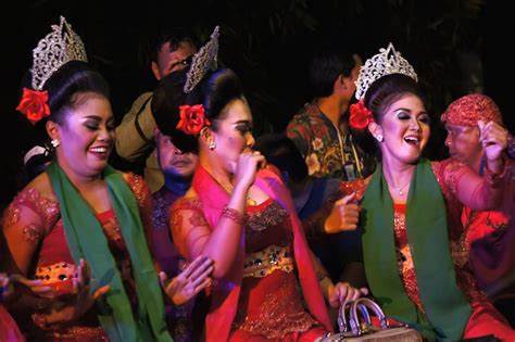 nu mimiti aya pawayangan dipulo jawa nyaeta  lalakon mahabarata jeung ramayana sarta tuluy di anggap wayang (kulit) nu mimiti di ayakeun di pulo jawa nyaeta