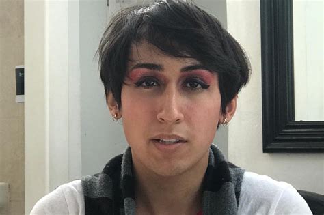 nuestra amiga de la universidad es una chica transexual y jugamos con su polla y culo  12