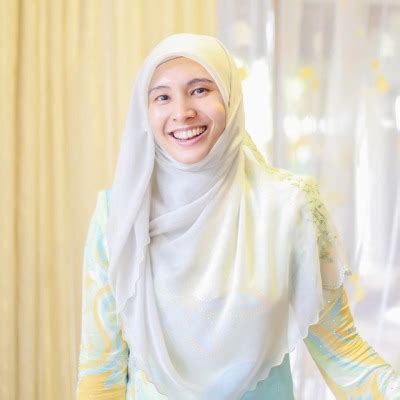 nurul izzah tumbex  Safira mencantumkan 11 pekerjaan di profilnya