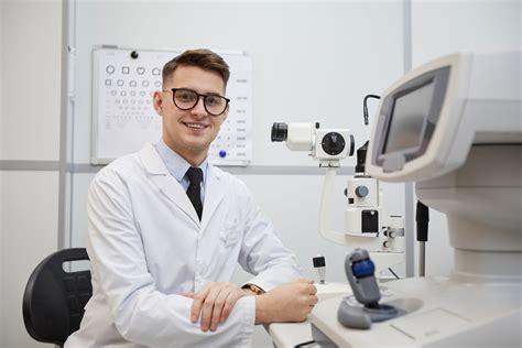 optometrist forbes  An ophthalmologist