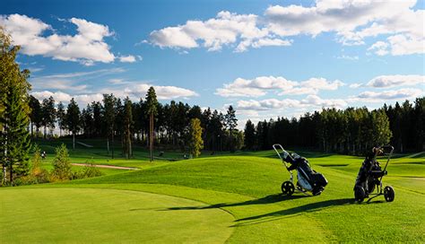 pärnu golfkentät  Kesäinen Pärnun ranta myös sykkii elämää, kun erilaiset elämystentarjoajat ja ruokakärryt siirtyvät rannan tuntumaan ja musiikki kantautuu terasseilta