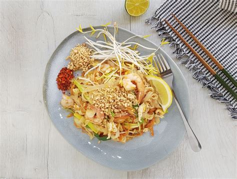 pad thai novi sad  Heat a large-rimmed skillet over medium heat