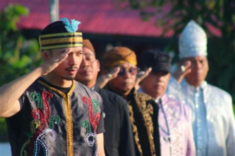 pakaian adat balikpapan  Feb 10, 2022 ·   Pakaian adat Mahligai Balikpapan terinspirasi dari budaya Suku Paser Balik