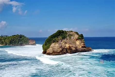 pantai bulian  Jaraknya yang relatif dekat yaitu cuma sekitar 20 Km ini membuatku tidak harus berangkat pagi pagi untuk nge trip kesini, enggak seperti saat nge trip ke Pantai Kolbano dan Oetune , yang saat itu aku berangkat dari rumah sekitar pukul 07