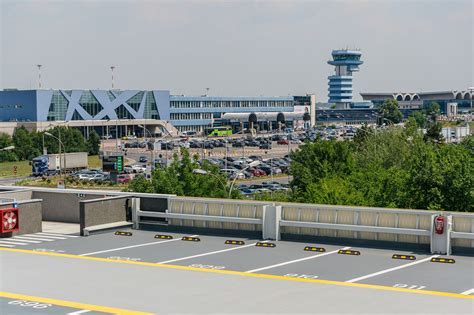 parcare henri coanda aeroport Plecati cu avionul de pe Aeroportul Henri Coanda din Otopeni? Acum nu mai trebuie sa platiti o avere pe taxiuri sau sa va chinuiti cu bagajele prin mijloacele de transport in comun, pentru ca exista Park & Fly, firma care va asigura servicii de parcare pe termen lung langa Aeroportul Henri Coanda