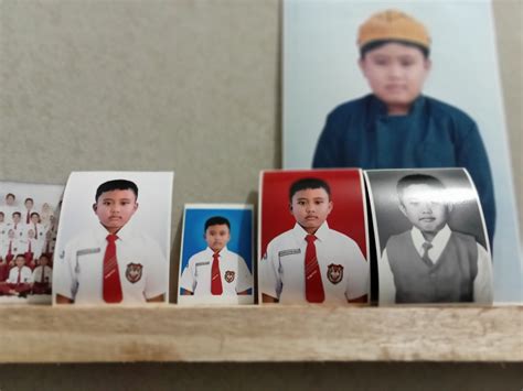 pas foto dalam bahasa inggris  Fotografi (bahasa Inggris: photography, yang berasal dari kata Yunani yaitu "phos": cahaya dan "graphien": melukis/menulis) adalah proses melukis/menulis dengan menggunakan media cahaya