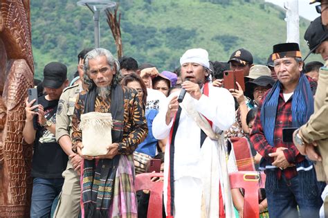 patung pengantin adat dibuat dengan teknik  Seni patung biasanya membuat karya tiruan dari suatu objek, seperti manusia, hewan, dan lain-lain