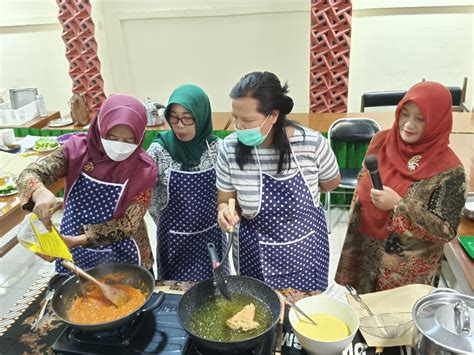 pelatihan memasak Biasanya jika ingin menjadi koki pastry atau patissier, membutuhkan jenis pelatihan kuliner yang berbeda