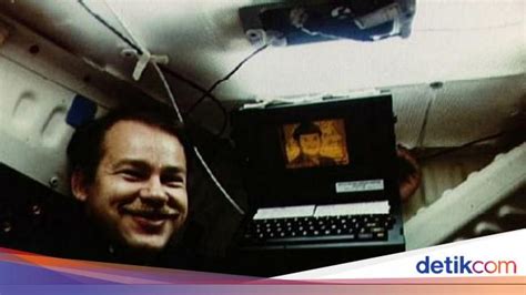 penemu email Raymond Tomlinson menemukan email atau elektronik mail berbasis internet akhir tahun 1971 di ARPAnet