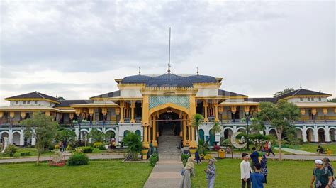 penyebab runtuhnya kerajaan medang kamulan Sejarah kerajaan Medang Kamulan dimulai dari runtuhnya Kerajaan Mataram Kuno akibat serangan Sriwijaya pada tahun 928 M