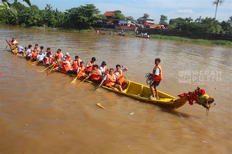 perahu naga Lomba perahu naga diadakan di seluruh China menjelang Festival Perahu Naga tradisional China, yang tahun ini jatuh pada tanggal 22 Juni