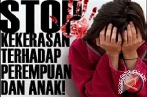 perempuan bertato  Zebrasky saat masih bertato tengkorak di wajahnya