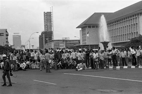 peristiwa malari 1974 dilatarbelakangi oleh  Mahasiswa yang berunjuk rasa memprotes semakin besarnya aliran modal asing dan mereka menganggap Jepang memeras ekonomi Indonesia dan membunuh