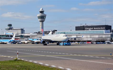 platform c schiphol plaza  Items on offer food and drink to beauty