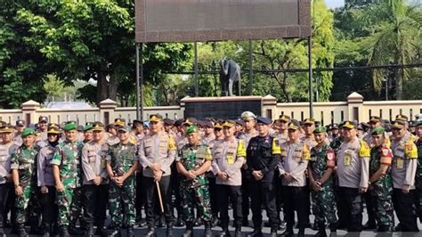 polisi 86 id-Tidak jarang kita harus berhubungan dengan istilah kepolisian karena kebutuhan akademisi, bisnis, hukum, pemerintahan, atau terkait dengan tugas dan fungsi unit-unit di Lingkungan Pemerintahan dalam kaitannya dengan profesionalisme