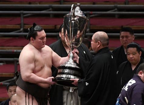 polynesian sumo wrestlers Depending on one’s rank in sumo, a wrestler can earn anywhere from $9,500 USD to $26,500 USD per month and can earn more in tournaments