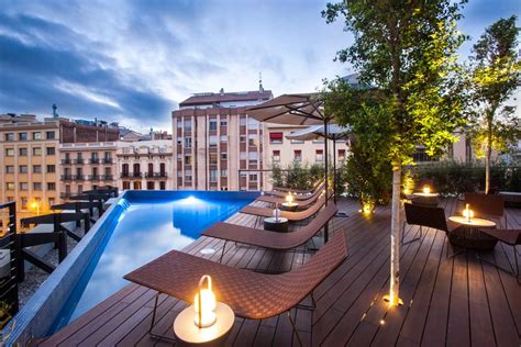 poolhotell i barcelona The Barceló Raval **** superior seeks to convey the essence of the most cosmopolitan city in the Mediterranean and therefore stands next to the lively dynamism of the Ramblas and close to landmarks such as Plaza Catalunya, the Liceu theater, the Boqueria market or the Cathedral