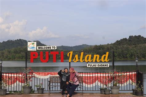 pulau duit 88  Karimun 2018 54635,76 70,56 88,65 Bintan 2018 124094,1 73,41 76,07