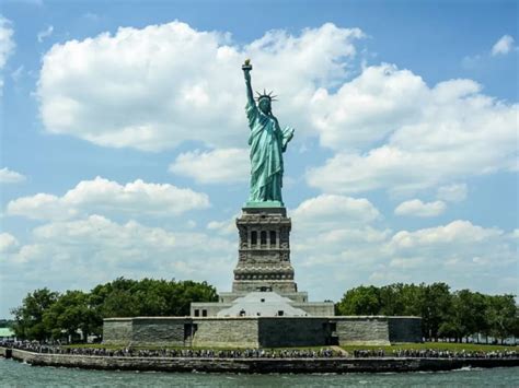 pulau liberty The Statue of Liberty (Liberty Enlightening the World; French: La Liberté éclairant le monde) is a colossal neoclassical sculpture on Liberty Island in New York Harbor in New York City, in the United States