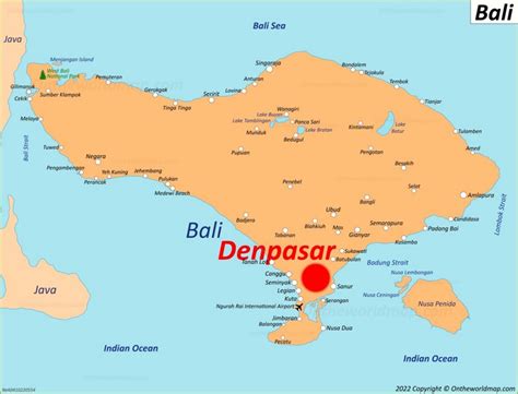 punjere Warga melakukan pembayaran menggunakan fitur pemindai QRIS di Pasar Nyanggelan, Desa Panjer, Denpasar, Bali, Jumat (1/4/2022)