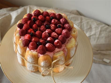 recette charlotte framboise mascarpone cyril lignac  Dans un plat, mélangez les jaunes d&#039;oeufs et le sucre, ajoutez la mascarpone et mélangez jusqu&#039;à obtenir une crème homogène