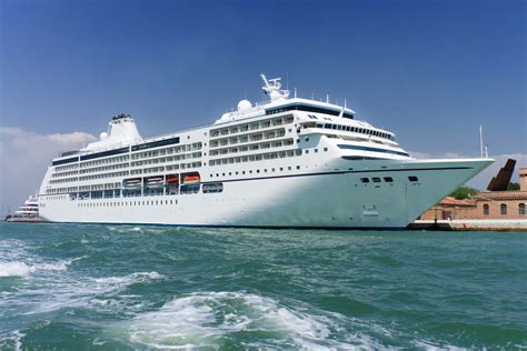 recrutare vase de croaziera brasov  Azamara Club Cruises: compania este destinata pentru servirea segmentul de clienti lux și premium