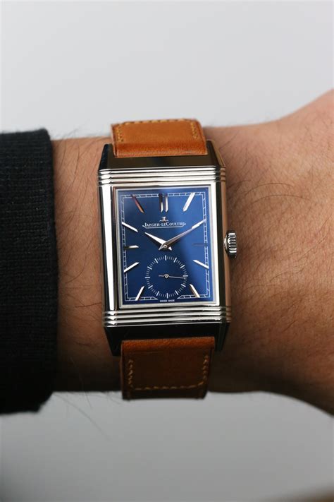 reverso dimensions 4 in diameter, with a thickness of