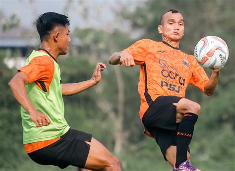 riko simanjuntak agama  Riko Simanjuntak menuju posisi sebagai ikon anyar Persija Jakarta dengan status pelayan