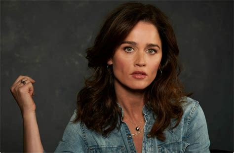 robin tunney wiki  Robin Tunney studied acting at the Chicago Academy for the Arts, spending her summer performing in such plays as "Bus Stop" and "Agnes of God"