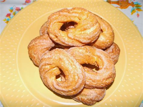 rosquinhas assadas com nata  Faça as rosquinhas da grossura de um dedo, frite em oleo quente