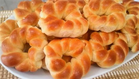 rosquinhas de creme de leite assadas  Em uma tigela coloque a farinha e o fermento