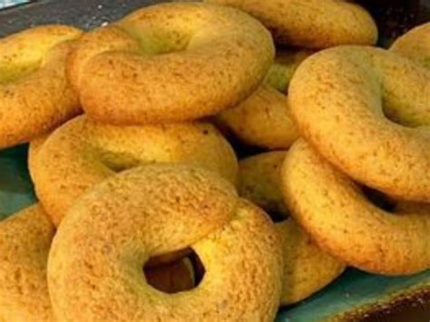 rosquinhas de fubá com erva doce  Pincele as rosquinhas com o mel e, em seguida, passe-as nas sementes de gergelim, envolvendo-as completamente