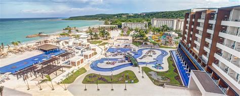 royalton bahamas  Located on Montego Bay, this all-inclusive resort features 228 guestrooms with balconies or patios and 24-hour room service