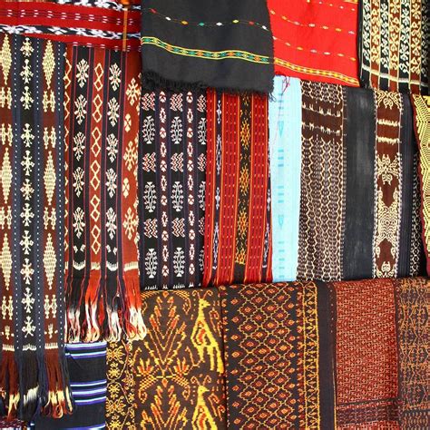 rpa pakaian tradisional Shalwar kameez (dieja dan dibaca shalwar khamis atau shalwar qomiz) atau yang juga dikenal sebagai Baju Pakistan adalah pakaian tradisional yang dipakai oleh pria dan wanita di daerah Asia Selatan bagian utara dan Asia Tengah, termasuk negara-negara seperti: Afghanistan, Pakistan, dan India Utara