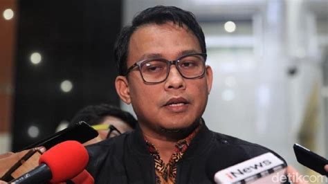 saipul JAKARTA - Beberapa waktu belakangan ini, Saipul Jamil kerap diisukan dekat dengan sosok perempuan berhijab bernama Neng Dessy