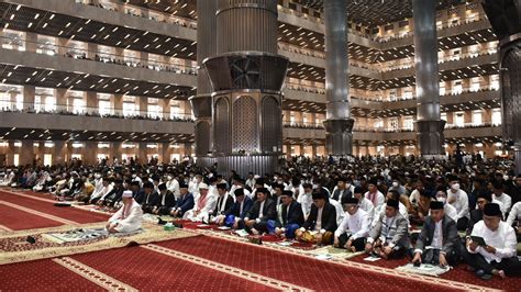 salat id  Pertama, pendapat yang mengatakan bahwa takbir zawaid itu tujuh dan lima, yakni sesudah takbiratul ihram membaca tujuh kali takbir pada rakaat pertama, dan lima kali takbir pada raka’at kedua setelah takbir intiqal