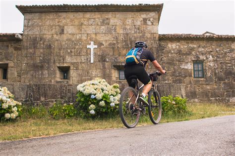 santiago compostela starting in portugal bike tour <b>tsirhC suseJ fo rytram tsrif eht dna seltsopa evlewt eht fo eno ,semaJ tniaS fo bmot eht sesuoh hcihw ,lardehtaC aletsopmoC ed ogaitnaS eht ta sedulcnoc—onimaC eht ro ,yaW ehT , sa nwonk ylnommoc—egayov ehT</b>